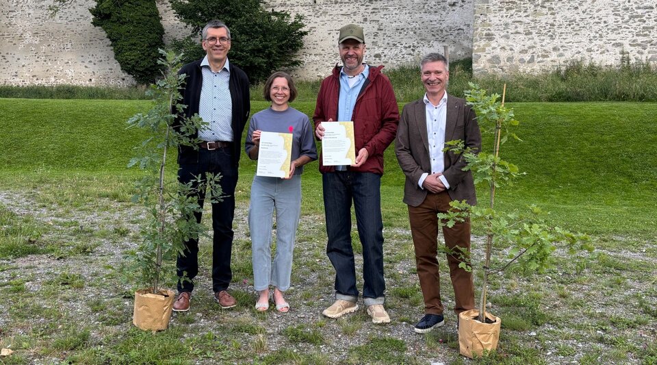 Preisvergabe im Kulturhof Hinter Musegg: (v.l.) Igo Schaller, Präsident Fachjury AKS; Barbara Lantschner, Stadtblüte; Alain Huber, ERDIG Living Soils AG; Ivo Roos, Stiftungsrat AKS.