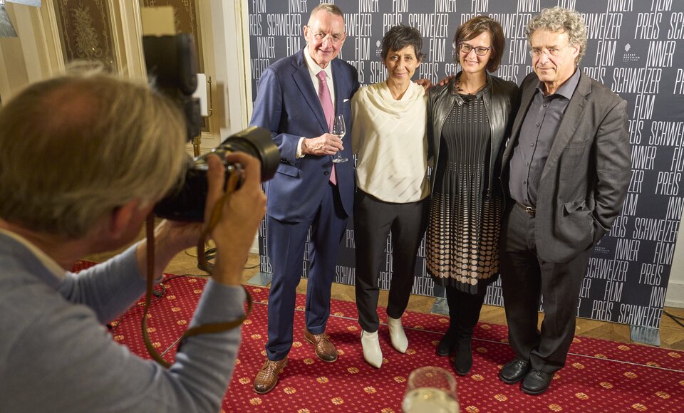 Nach der Preisübergabe: Peter Kasper, Stiftungsratspräsident AKS, Monika Schärer, Moderatorin, Marianne Schnarwiler, Geschäftsführerin AKS, Martino Froelicher, Projektleiter AKS.