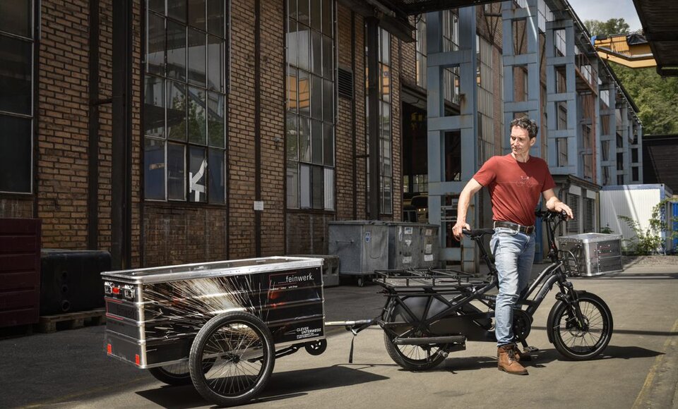 Anhänger und E-Cargobike geben Sascha Zbinden die Möglichkeit, je nach Situation flexibel unterwegs zu sein.