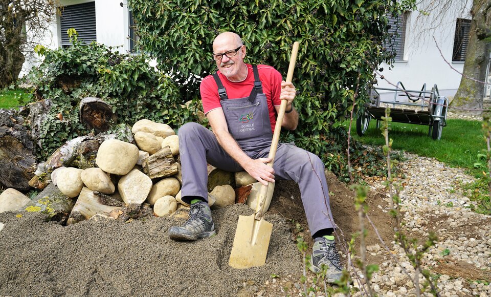Luzern: Eugen Wechsler bei der Erstellung eines Wurzelstock-Sandhaufens in Gettnau. (Bild: Romano Cuonz, 2018)