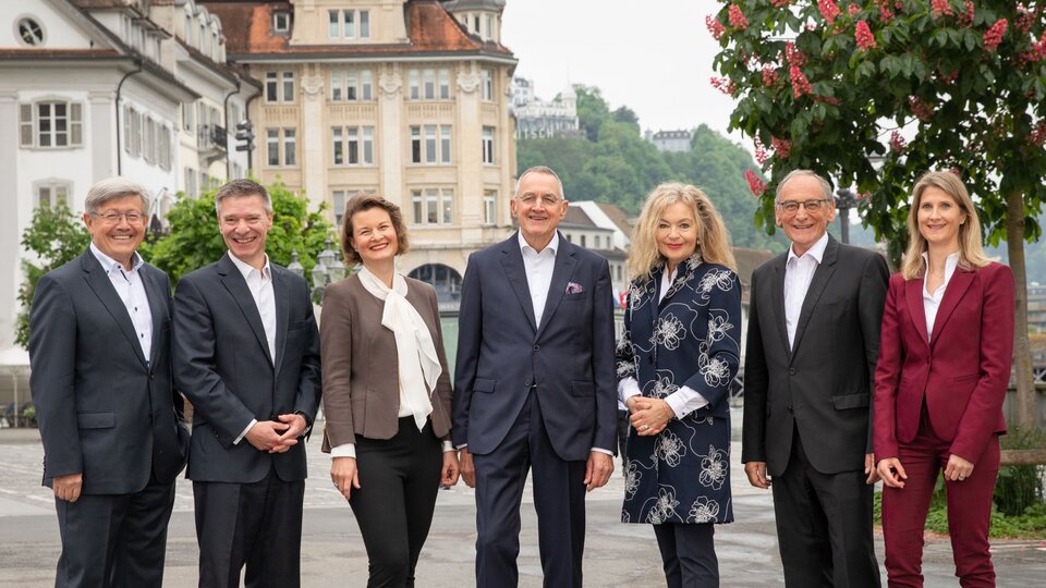 Wechsel im AKS-Stiftungsrat (v.l.): Erwin Steiger, Vizepräsident bis Juni 2023; Ivo Roos, Quästor; Barbara Schikorr, Stiftungsrätin seit Januar 2023; Peter Kasper, Präsident; Josefine Affentranger, Stiftungsrätin; Markus Renggli, Stiftungsrat; Nicole Lüthy, Vizepräsidentin seit Juli 2023.