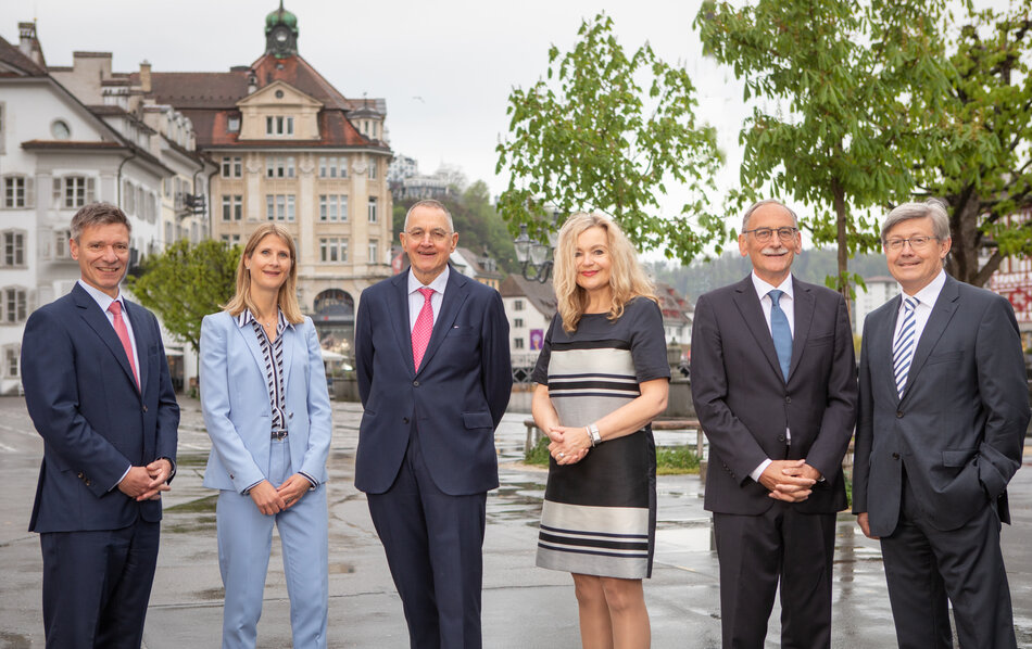 AKS-Stiftungsrat (v. l.): Ivo Roos, Quästor; Nicole Lüthy, Stiftungsrätin; Peter Kasper, Präsident; Josefine Affentranger, Stiftungsrätin; Markus Renggli, Stiftungsrat; Erwin Steiger, Vizepräsident. AKS-Stiftungsrat (v. l.): Ivo Roos, Quästor; Nicole Lüthy, Stiftungsrätin; Peter Kasper, Präsident; Josefine Affentranger, Stiftungsrätin; Markus Renggli, Stiftungsrat; Erwin Steiger, Vizepräsident.