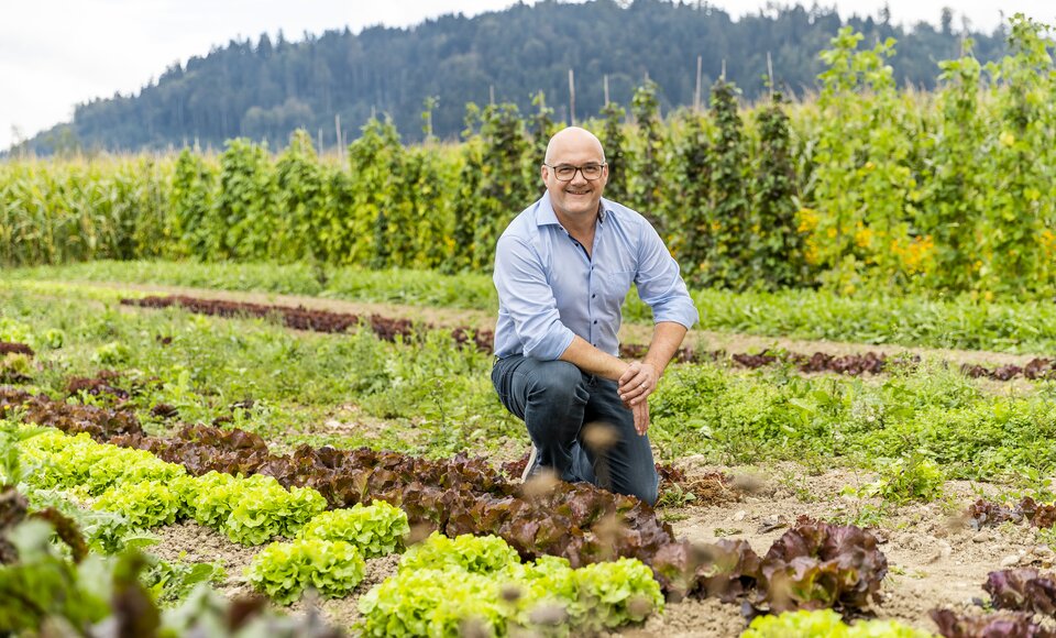 Urs Fanger, Geschäftsführer RegioFair, im Gemüsefeld auf dem Pächterhof Burgrain in Alberswil (Bild: RegioFair)