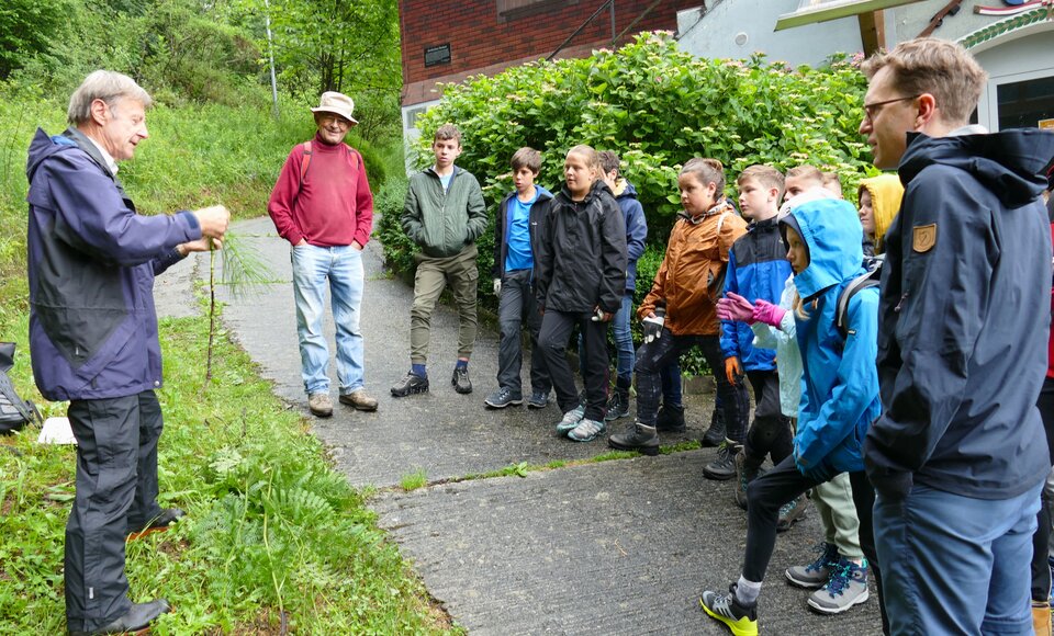 Pro Rigi: Instruktion einer Schulklasse in der Chestenenweid vor dem Arbeitseinsatz (Bild: Gallus Bucher).